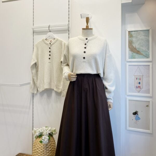 Ekru Düğme Detaylı Peluş Kazak