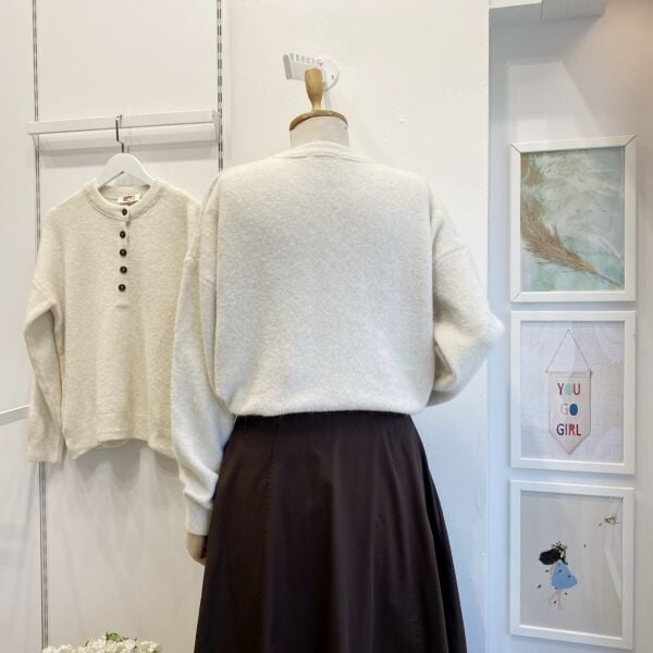 Ekru Düğme Detaylı Peluş Kazak