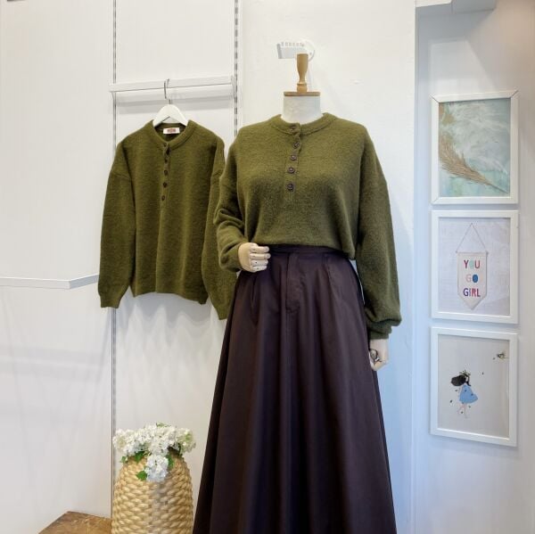 Yeşil Düğme Detaylı Peluş Kazak