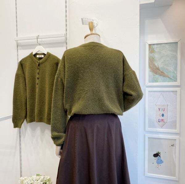 Yeşil Düğme Detaylı Peluş Kazak