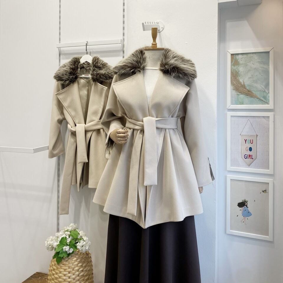 Krem Kürk Yakalı Kaşe Kaban