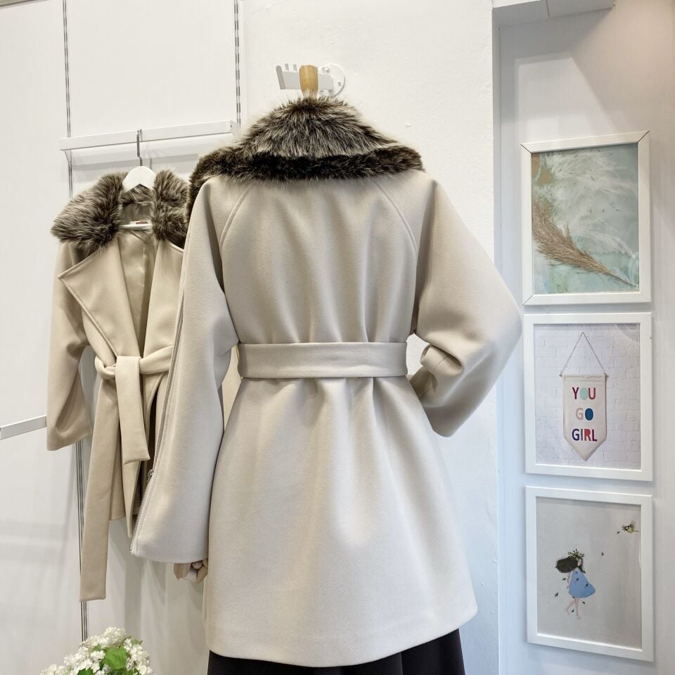 Krem Kürk Yakalı Kaşe Kaban