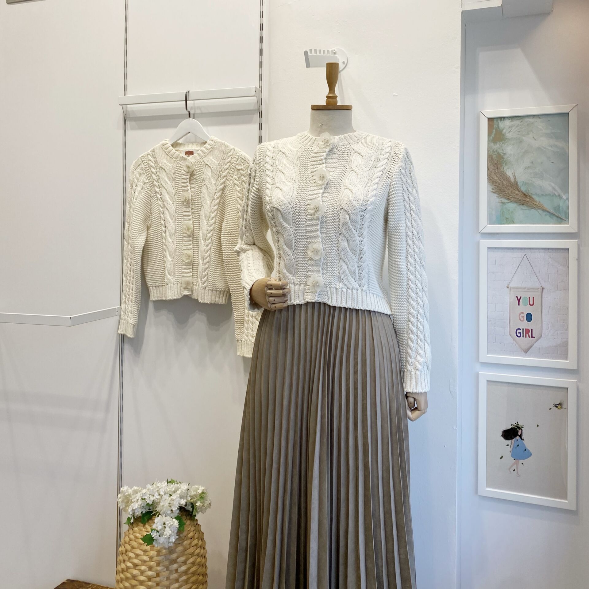 Ekru Boncuk Düğmeli Hırka