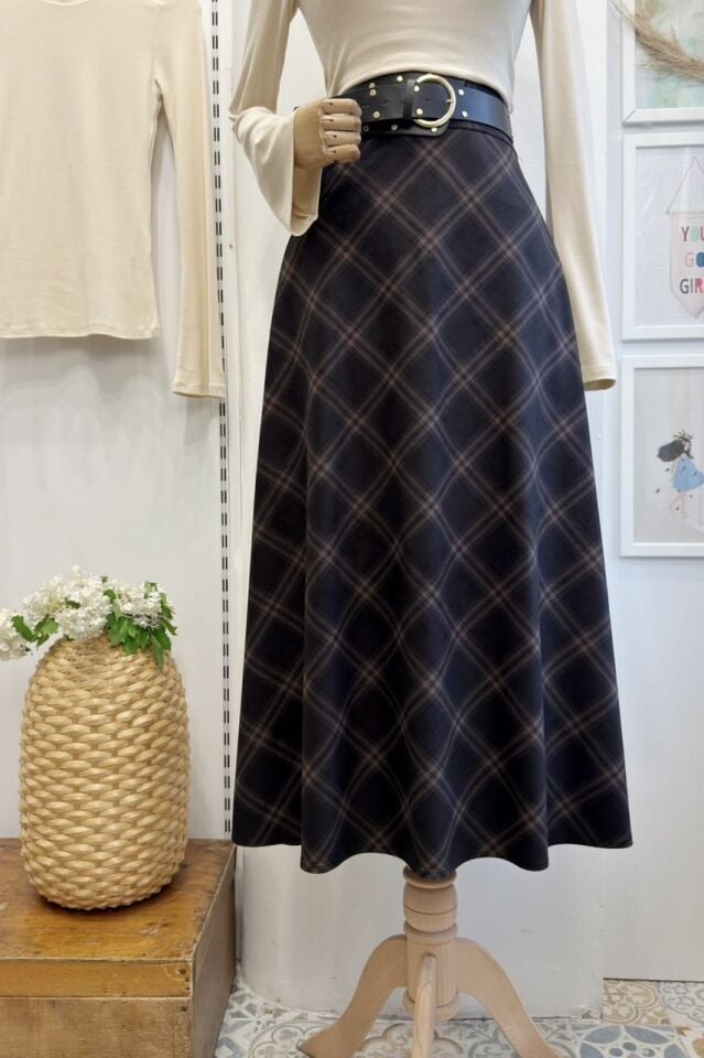 Siyah Kemer Detaylı Eliora Ekoseli Etek