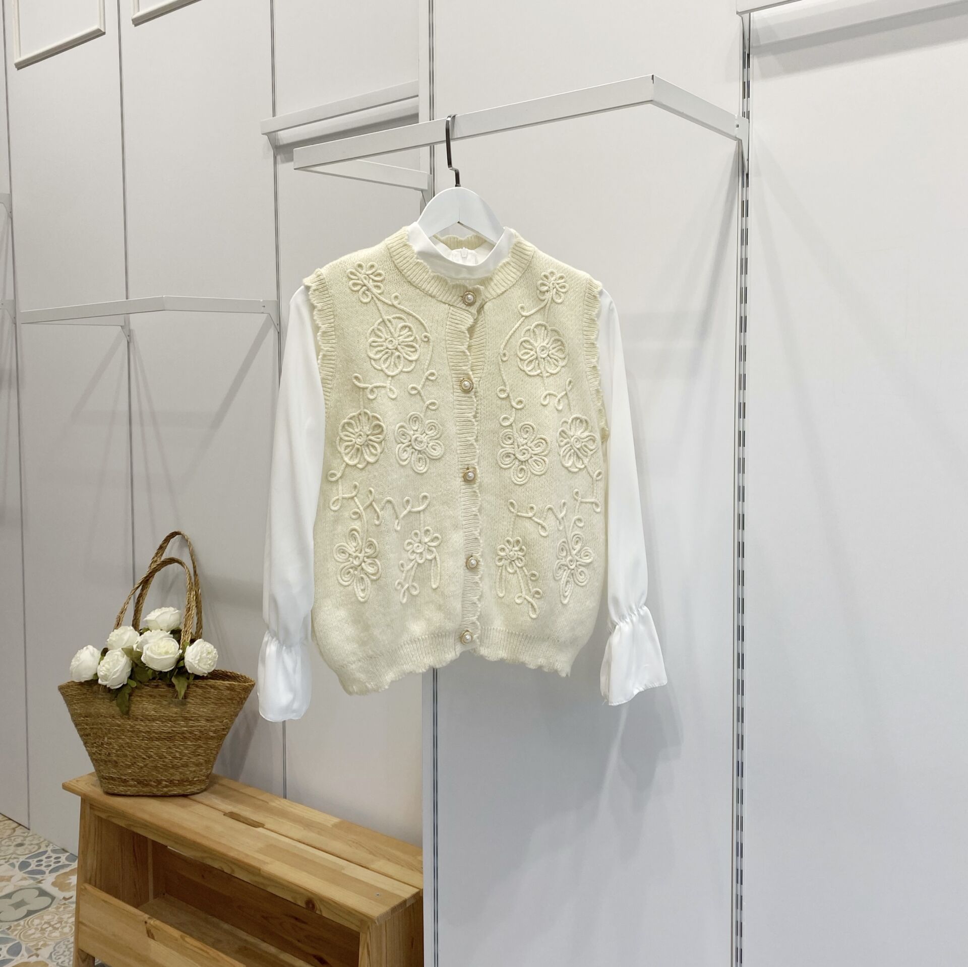 Ekru İnci Düğmeli Triko Yelek