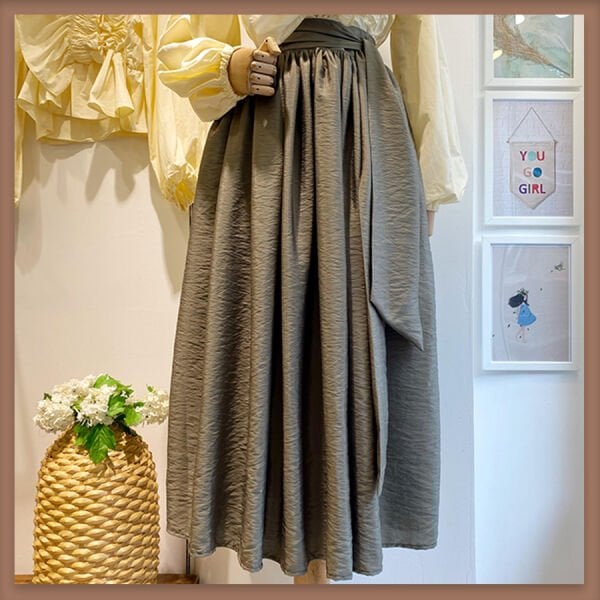 Plissierter khakigrüner Rock aus Fallschirmstoff mit Gürteldetail