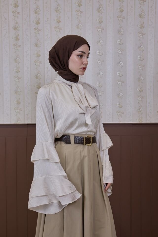 Ekru Kolları Volanlı Blusa Saten Gömlek