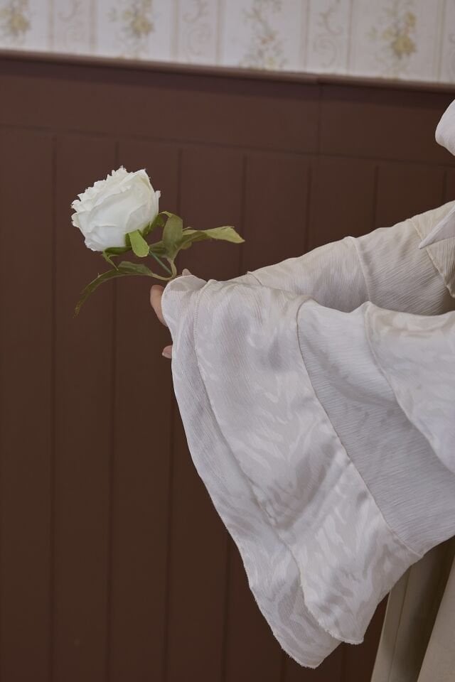 Ekru Kolları Volanlı Blusa Saten Gömlek