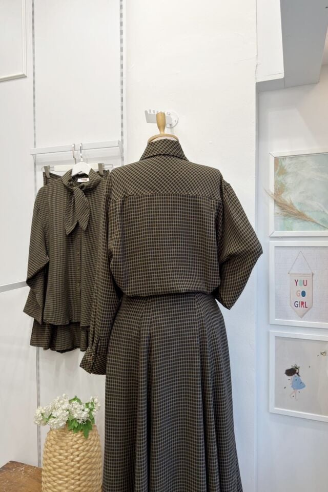 Haki Yeşili Fular Yaka Detaylı Pötikareli Rowen Takım