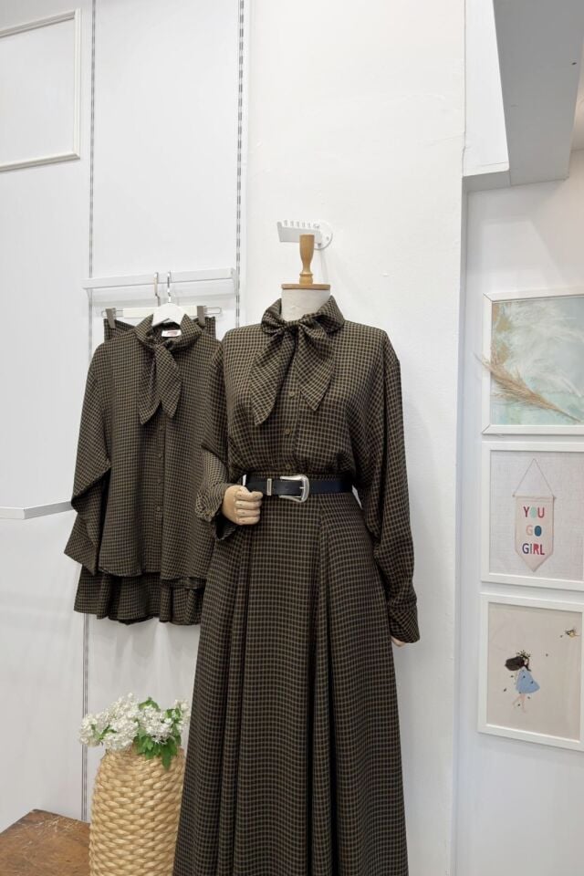 Haki Yeşili Fular Yaka Detaylı Pötikareli Rowen Takım