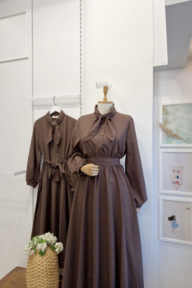 Kahverengi Fular Detaylı Poplin Elbise