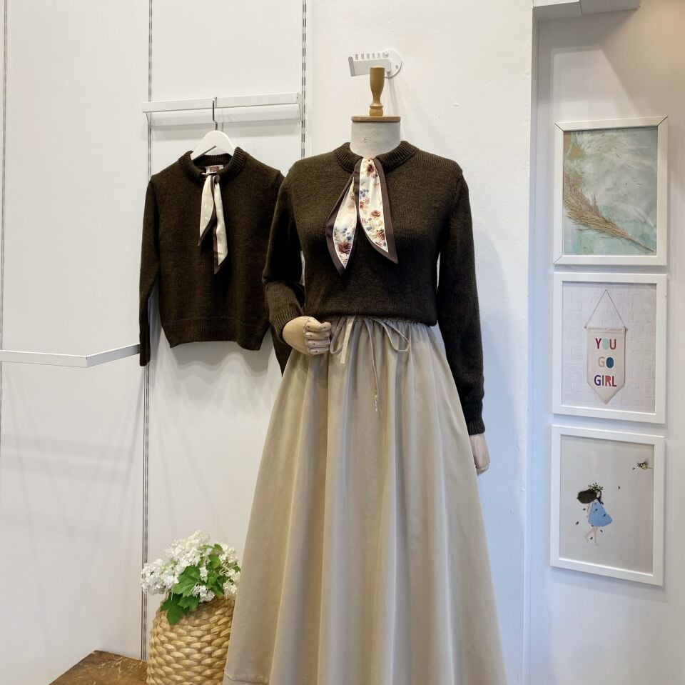 Çiçek Desen Fular Detaylı Kahverengi Kazak