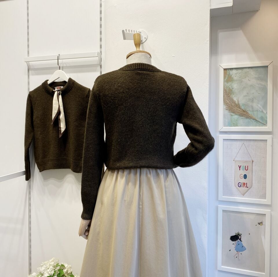 Çiçek Desen Fular Detaylı Kahverengi Kazak