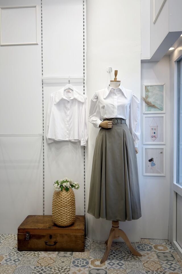 Beyaz Sivri Yakalı Poplin Gömlek