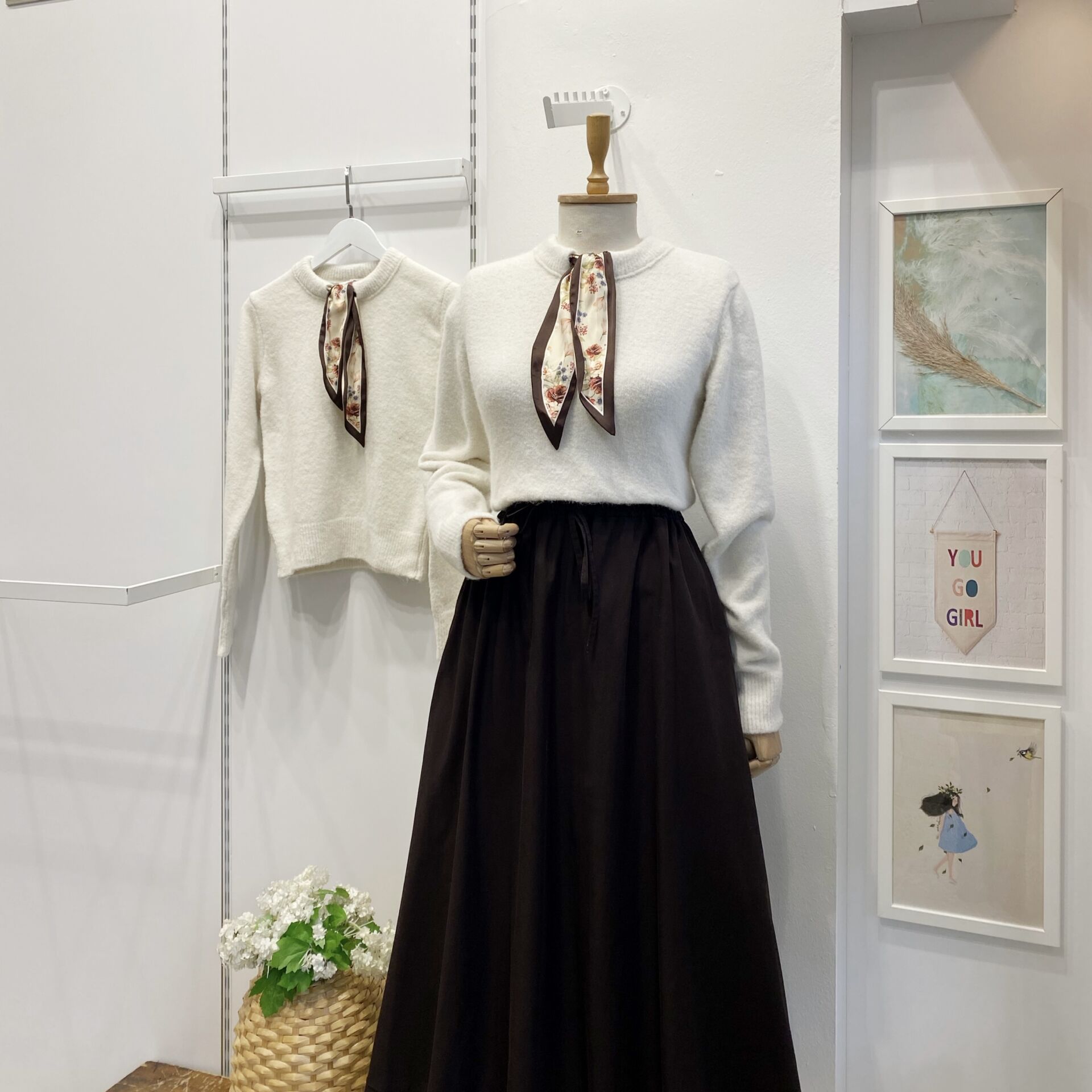 Puantiye Fular Detaylı Krem Kazak