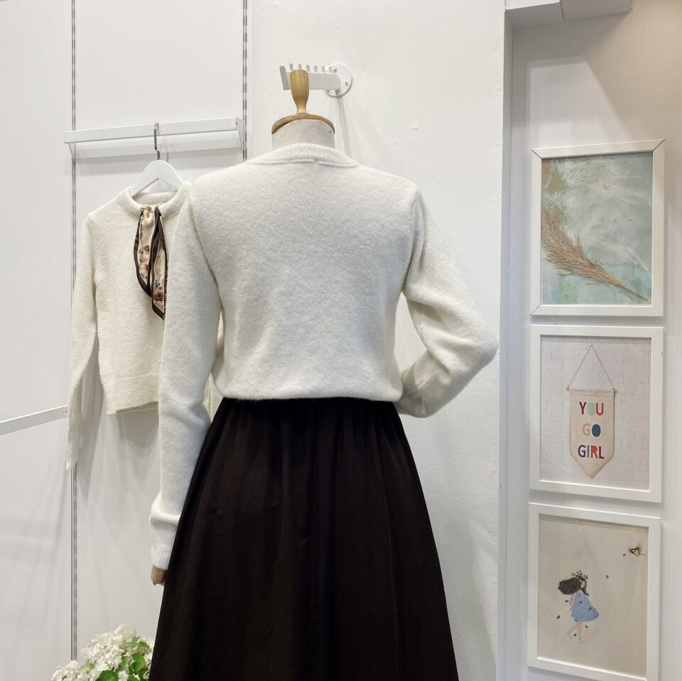 Puantiye Fular Detaylı Krem Kazak