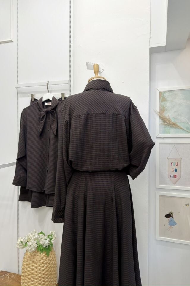 Kahverengi Fular Yaka Detaylı Pötikareli Rowen Takım