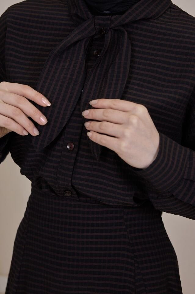 Kahverengi Fular Yaka Detaylı Pötikareli Rowen Takım