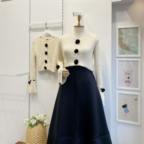 Gül Düğmeli Krem Hırka