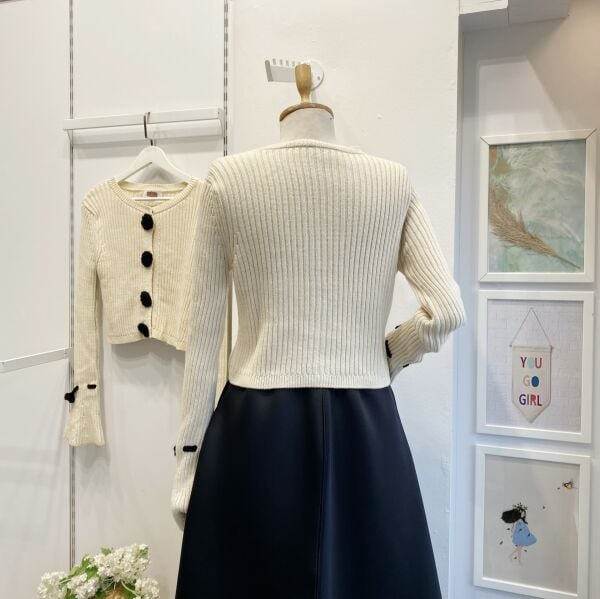 Gül Düğmeli Krem Hırka