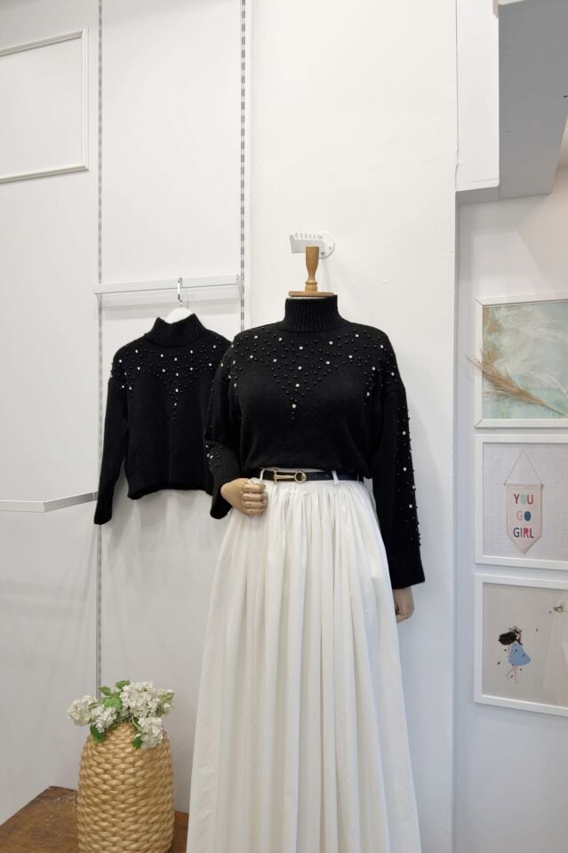 İnci İşlemeli Siyah Kazak