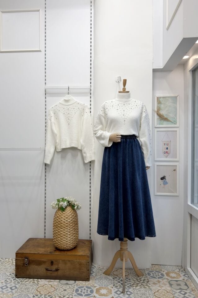 İnci İşlemeli Beyaz Kazak