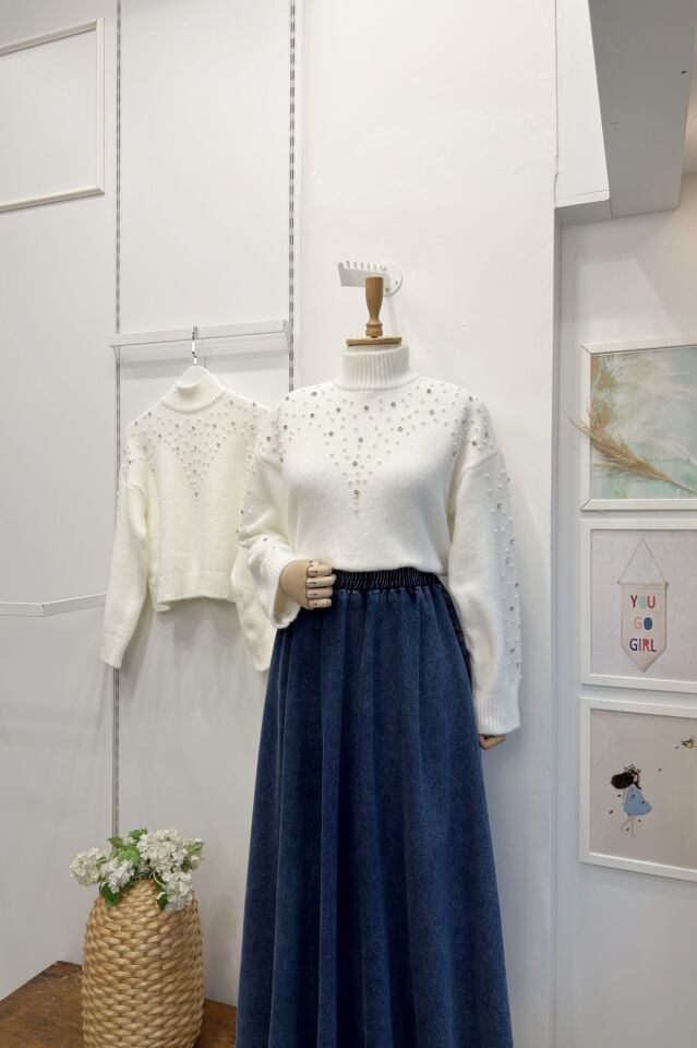 İnci İşlemeli Beyaz Kazak