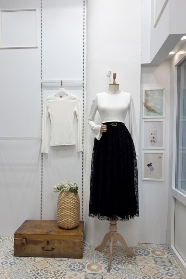 İnce Deri Kemerli Siyah Çiçek Baskılı Tül Etek