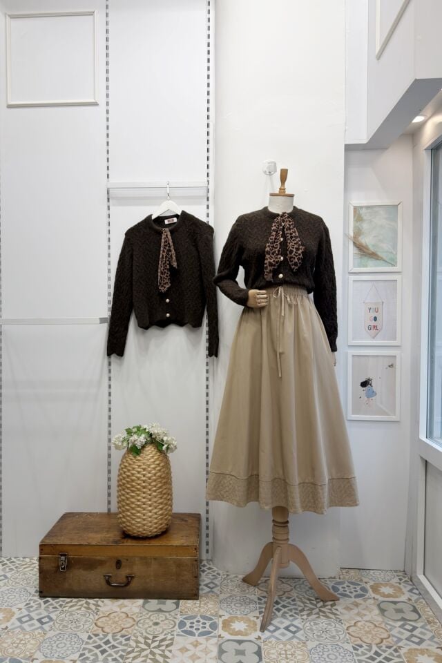 Leopar Fularlı İnci Düğmeli Kahverengi Hırka