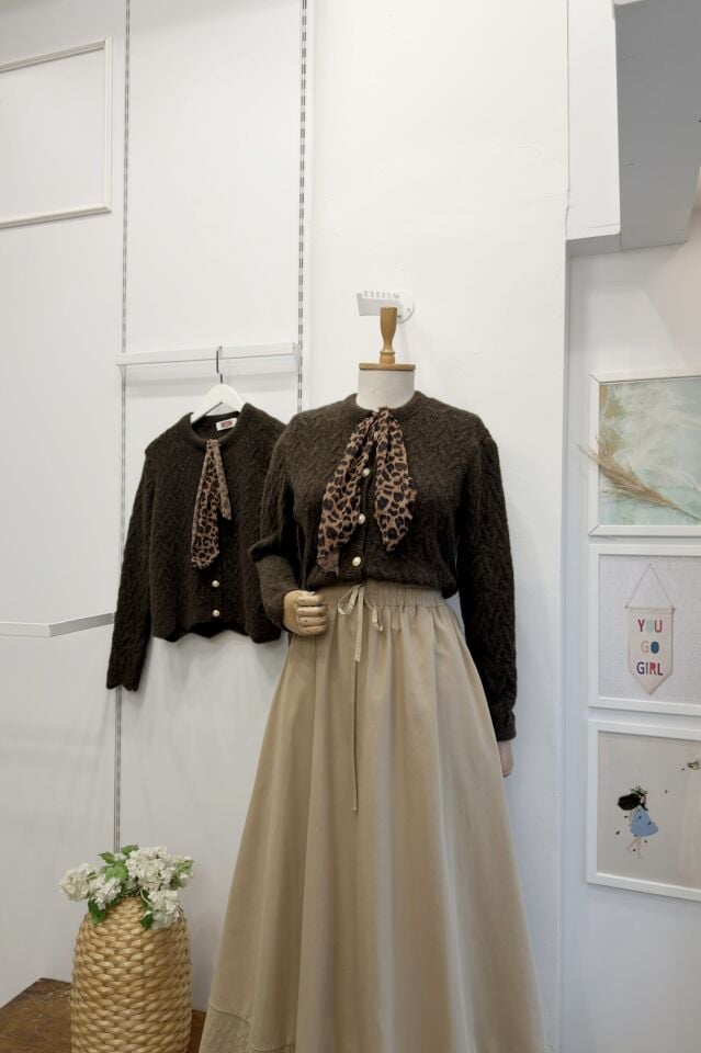 Leopar Fularlı İnci Düğmeli Kahverengi Hırka