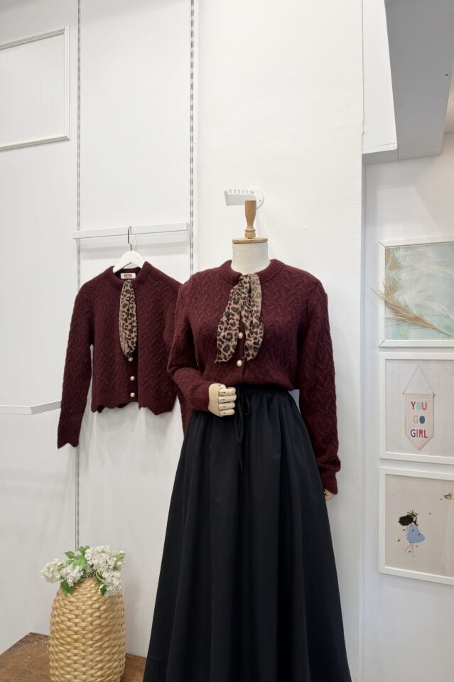 Leopar Fularlı İnci Düğmeli Bordo Hırka