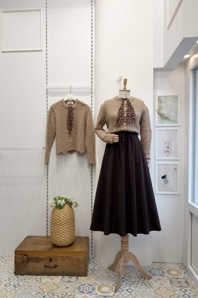 Leopar Fularlı İnci Düğmeli Camel Hırka