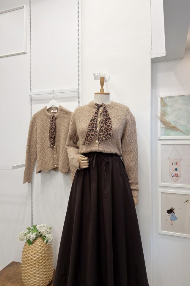 Leopar Fularlı İnci Düğmeli Camel Hırka