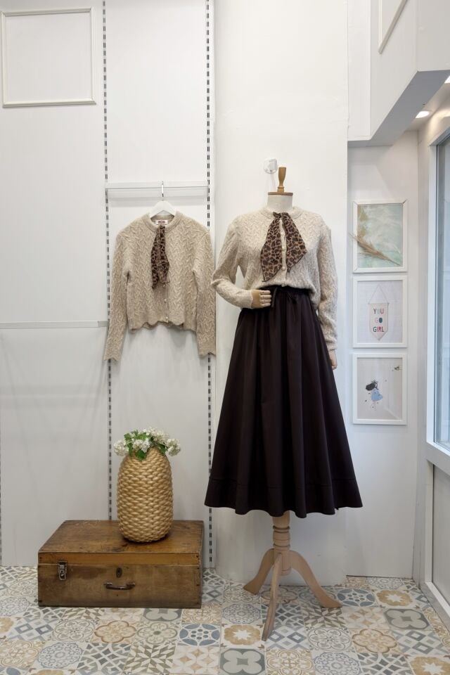 Leopar Fularlı İnci Düğmeli Krem Hırka