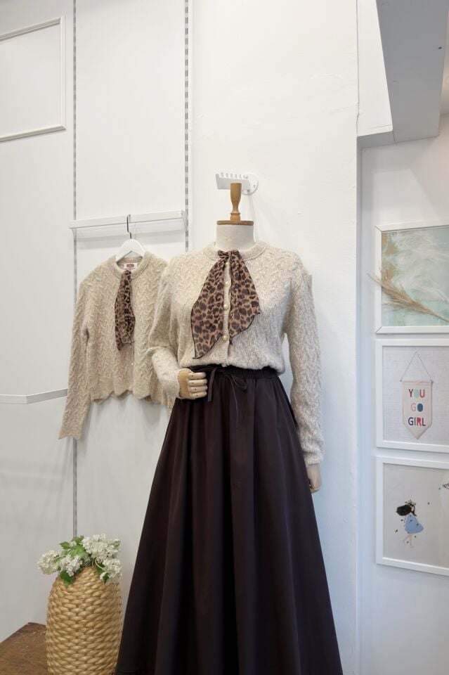 Leopar Fularlı İnci Düğmeli Krem Hırka