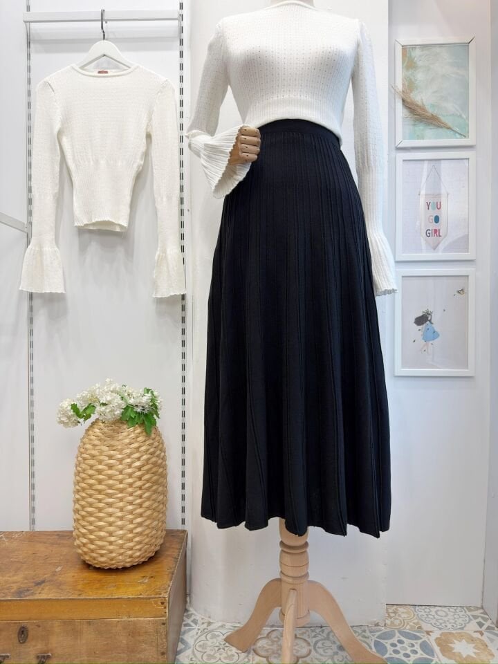 Siyah Dikiş Detaylı Triko Etek