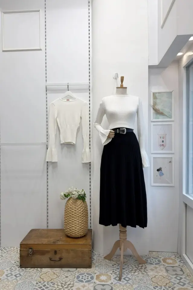 Siyah Dikiş Detaylı Triko Etek