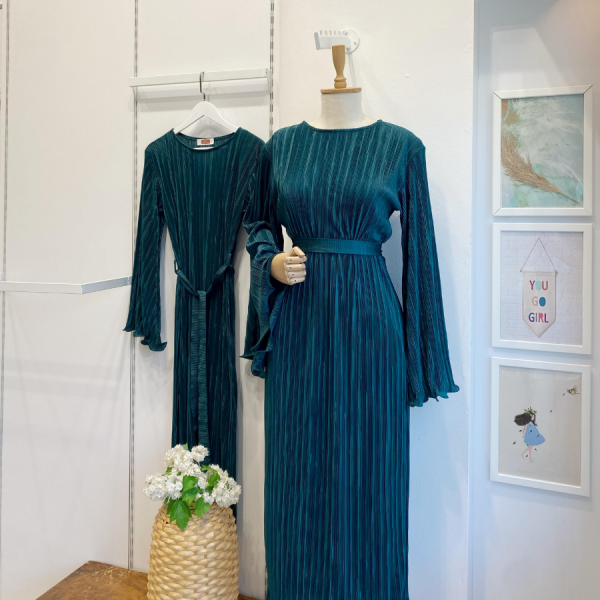 Zümrüt Yeşili Piliseli Kalem Elbise