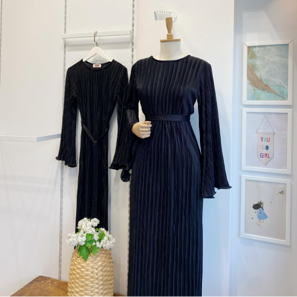 Siyah Piliseli Kalem Elbise