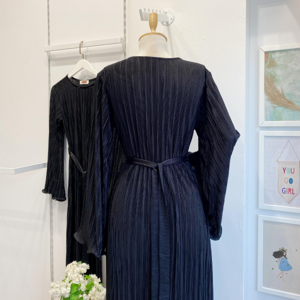 Siyah Piliseli Kalem Elbise