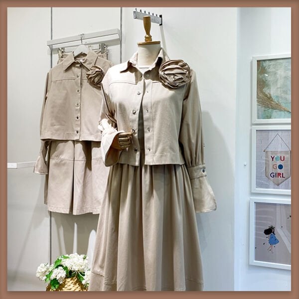 Krem gabardin çiçek detaylı etekli takım