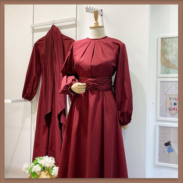 Kuşağı piliseli bordo gabardin kumaş elbise