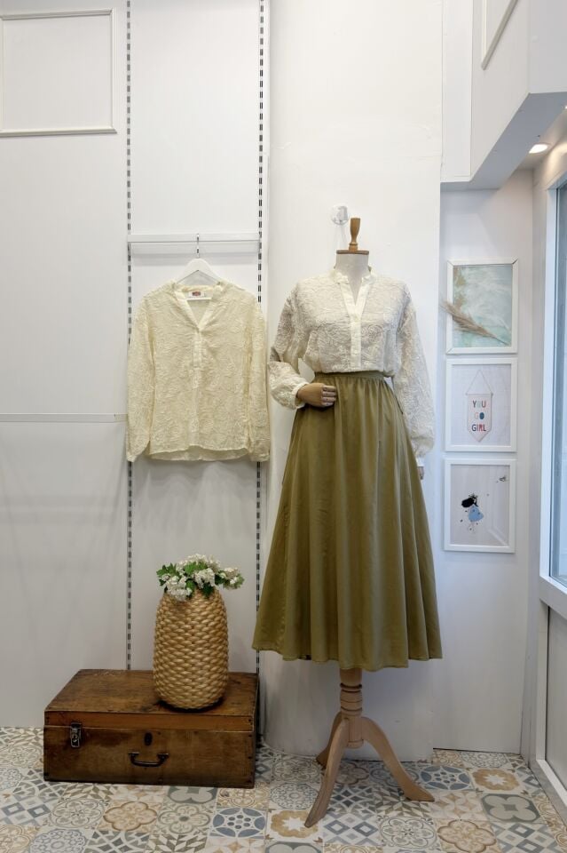 Krem Brode İşlemeli Romantik Gömlek