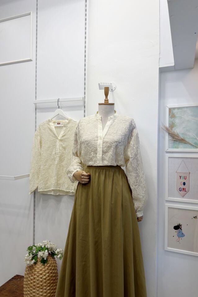 Krem Brode İşlemeli Romantik Gömlek