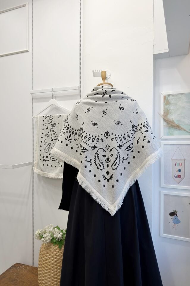 Siyah Desenli Püsküllü Atkı Şal