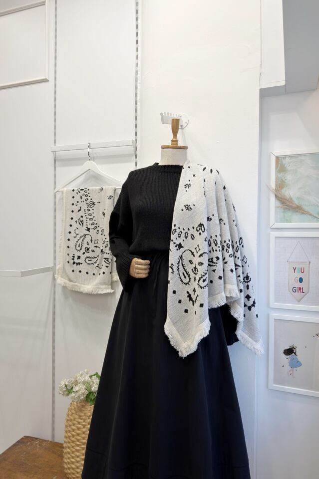 Siyah Desenli Püsküllü Atkı Şal