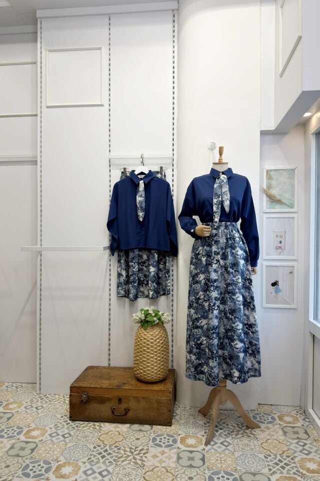 Eteği Çiçek Desenli Lacivert Aria Takım