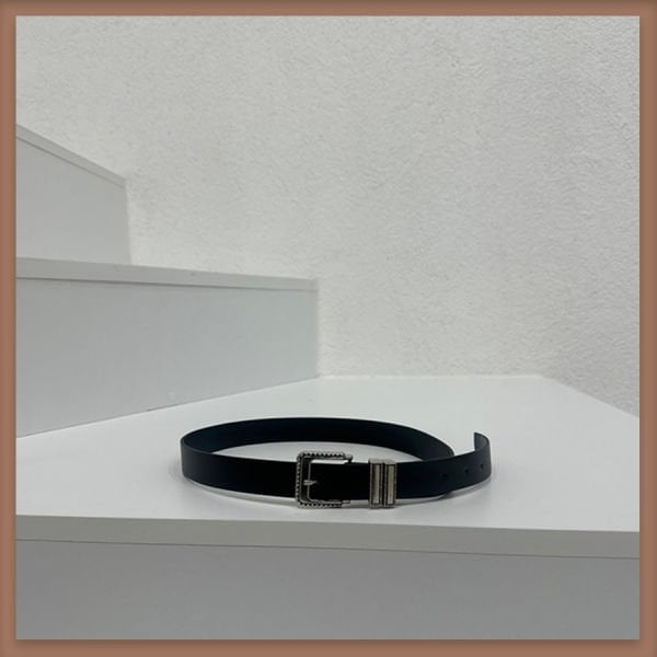 Gümüş nokta detaylı siyah deri kemer