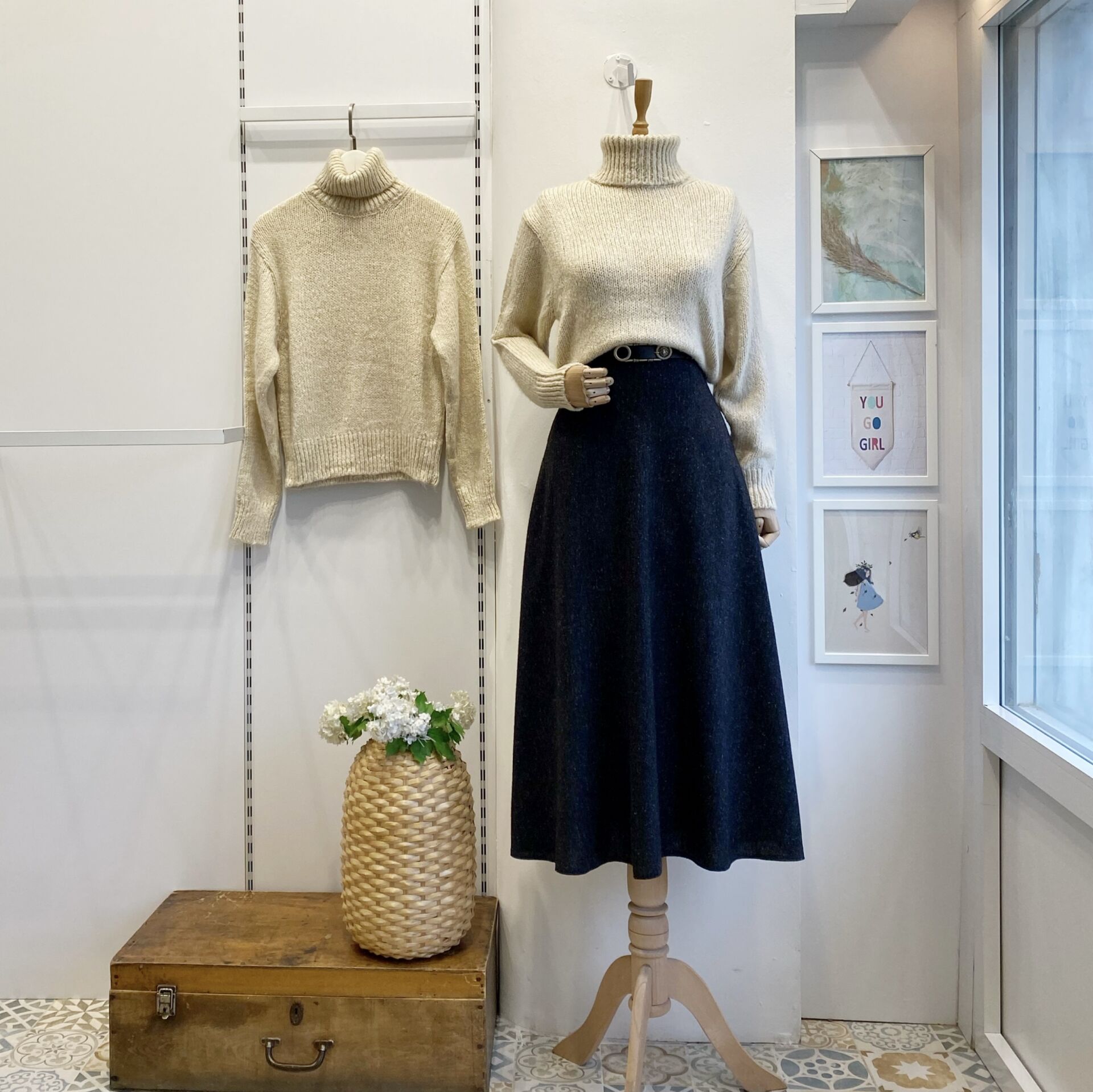 Siyah Kemerli İvory Kloş Etek