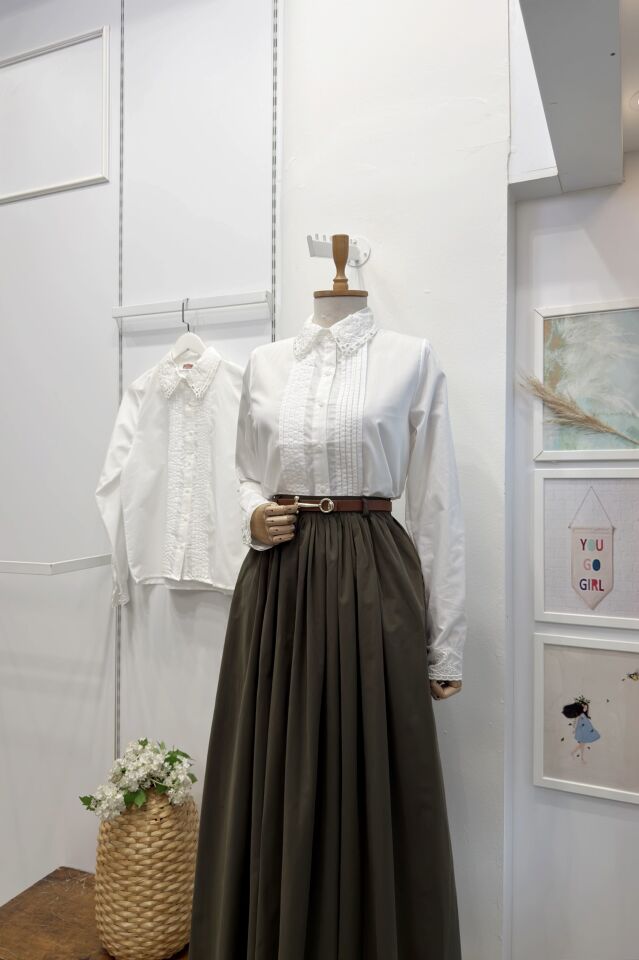 Beyaz Dantelli Yaka Detaylı Plisse Gömlek